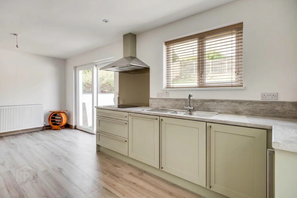 Brown blind visualisation: Kitchen visualisation with brown Venetian blinds over the window.